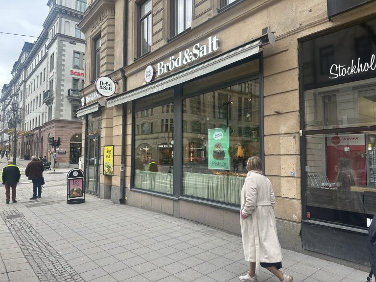 Stora skyltfönster i en kaféfasad
